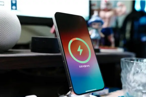 叉河镇苹果15换屏服务分享用什么充电器给iPhone15充电更好 